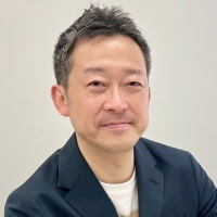 三成 俊介（みなり・しゅんすけ）